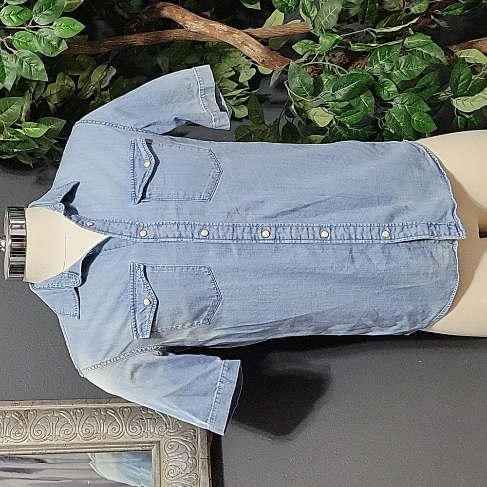H&M Light Wash Denim Pearl Snap Button Up Short Sleeve Shirt Size S